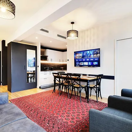 Modern Near Palais Garnier