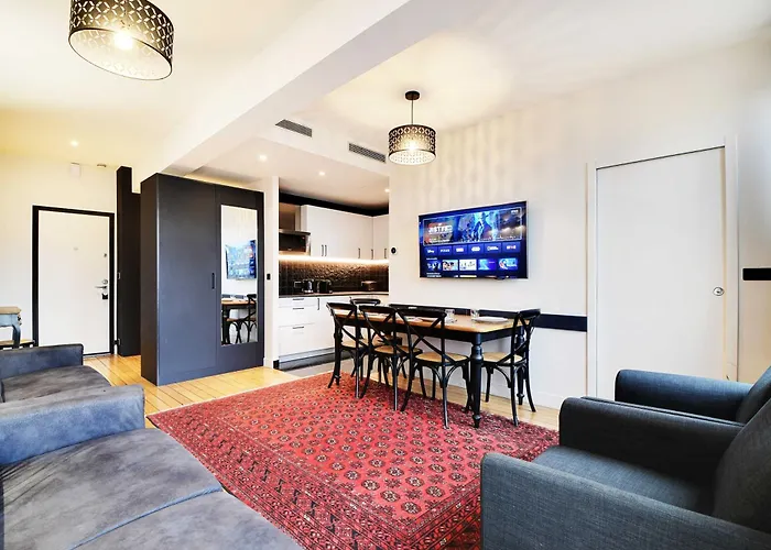 Modern Near Palais Garnier